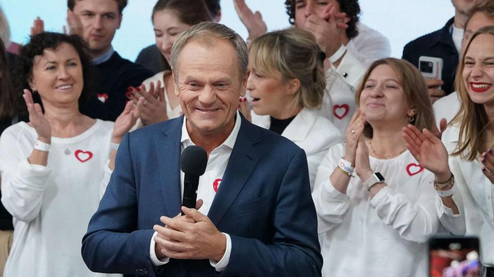 FOTO: Donald Tusk, główny lider polskiej opozycji, były premier i szef centrowego bloku Koalicji Obywatelskiej, rozmawia ze swoimi zwolennikami w siedzibie partii w Warszawie, 15 października 2023 r.  (Janek Skarżyński/AFP za pośrednictwem Getty Images)