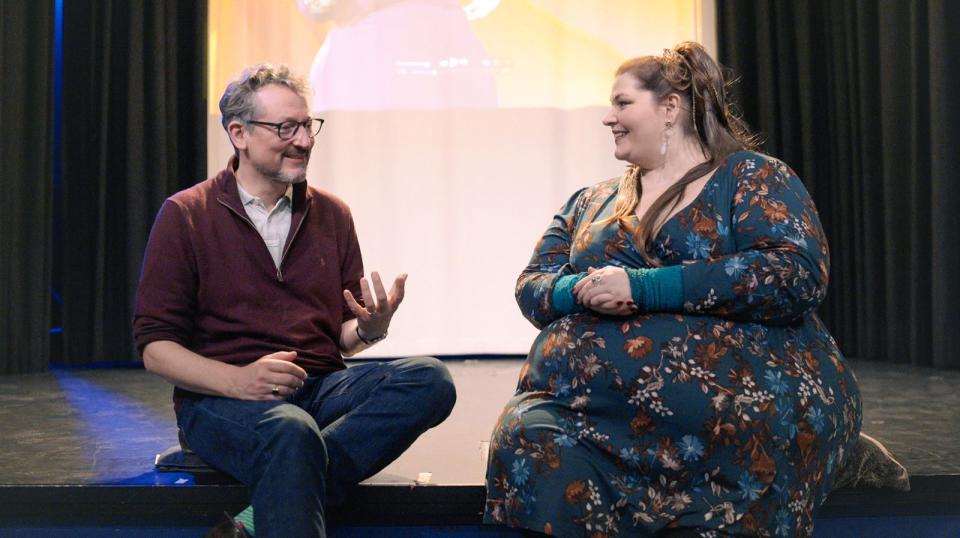 Starke Begegnung: Hirschhausen spricht mit der Stand-Up Comedienne Nicole Jäger, die ihr Leben mit Adipositas auch auf der Bühne thematisiert. (Bild: WDR/bilderfest/Sebastian Wagner)