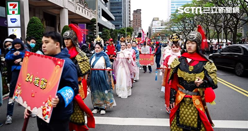 桃園開漳聖王文化祭在今年特有的24旌節角色扮演踩街遶境，服裝與演出者的表情動作都經過特別考究。（圖／寶島神很大）