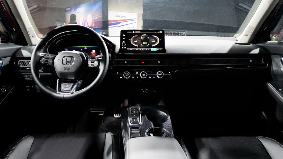 圖／2023 Honda Civic e：HEV內裝蜂巢狀隱藏式冷氣出風口貫穿整個儀表控台、呼應外觀一體式蜂巢水箱護罩，搭配上掀外滑式全景式天窗、各細節成就頂級駕乘的移動生活。