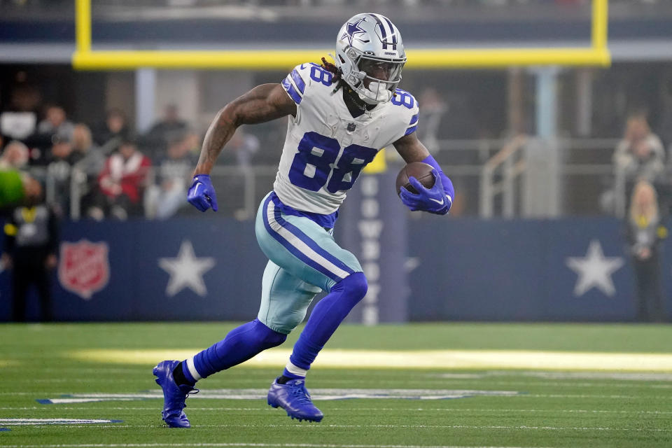 ARLINGTON, TEXAS - DECEMBER 24: CeeDee Lamb #88 of the Dallas Cowboys runs the ball after a catch during the first half in the game against the Philadelphia Eagles at AT&T Stadium on December 24, 2022 in Arlington, Texas. (Photo by Sam Hodde/Getty Images)