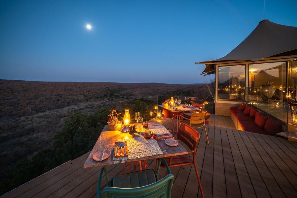 Dine under the star-studded skies (Lepogo Lodges)