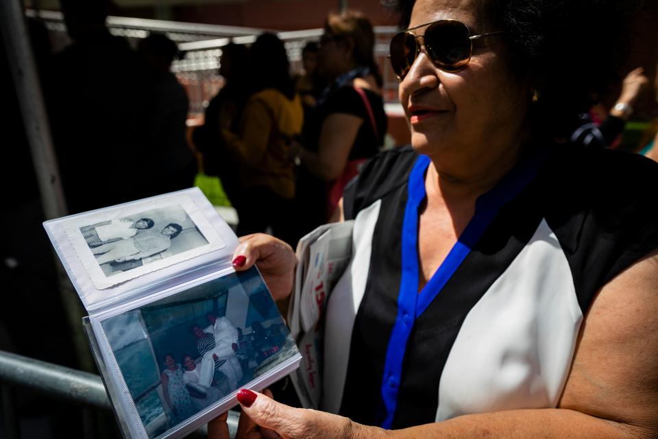 Lucila Diaz, quien trabajó para el cantante, muestra fotos con él. (Photo by Eva Marie UZCATEGUI / AFP) (Photo by EVA MARIE UZCATEGUI/AFP via Getty Images)