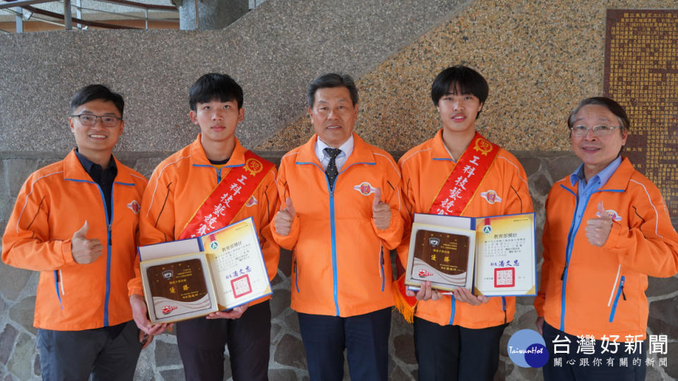 機械手臂技術優勝許智昊(右2)、紀宇憲(左2)、周文松校長(中)。