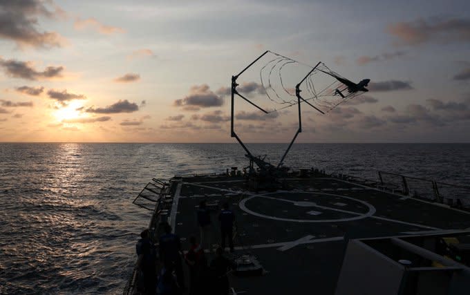 美國海軍「伯克級」飛彈驅逐艦米利厄斯號上，艦載無人機降落收回的一刻。   圖：翻攝自第 7 艦隊推特