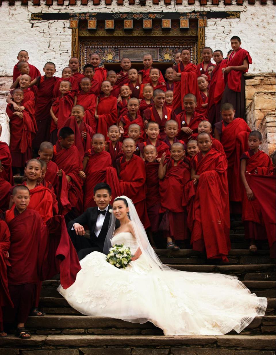 2008年，在一群不丹小喇嘛的福證下，劉嘉玲穿著Vera Wang婚紗，與梁朝偉拍婚紗照。（澤東電影提供）