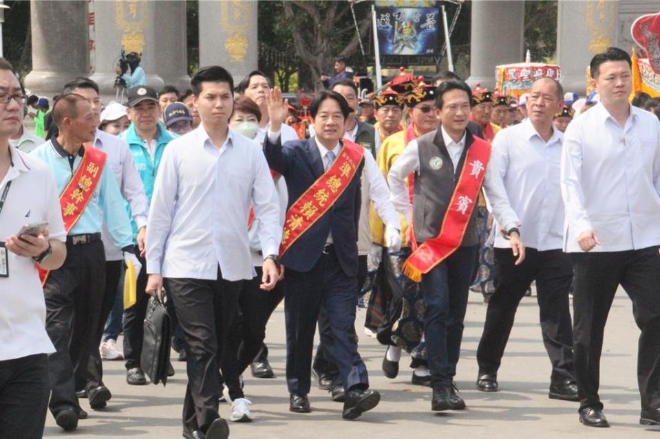 正統鹿耳門聖母廟舉辦土城香活動，廟方準備「準總統」采帶讓副總統賴清德披掛。（程炳璋攝）