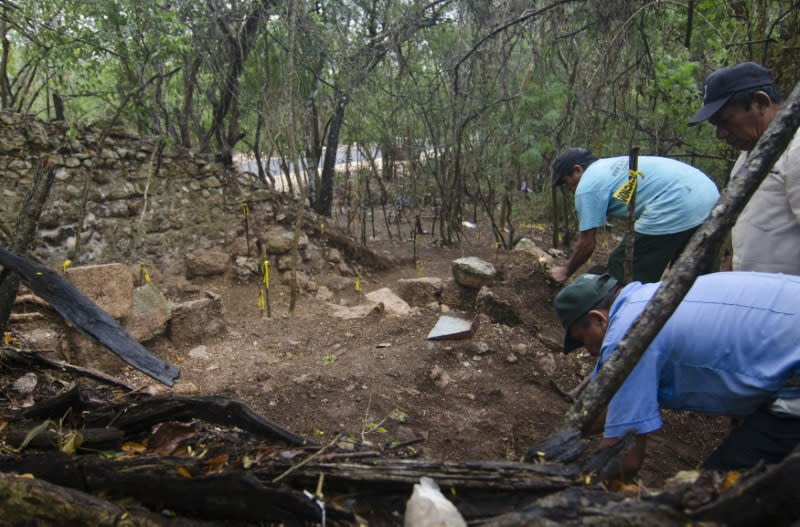 Foto de archivo. Trabajadores del Instituto Nacional de Antropología e Historia (INAH) excavan un antiguo lugar de enterramiento descubierto en el yacimiento maya de Xtojil, Yucatán