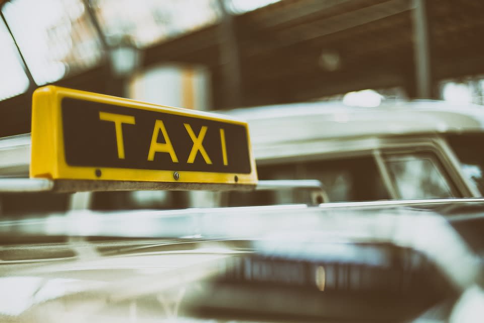 同行好友一起搭計程車送女大生回家。（圖／翻攝自pixabay）