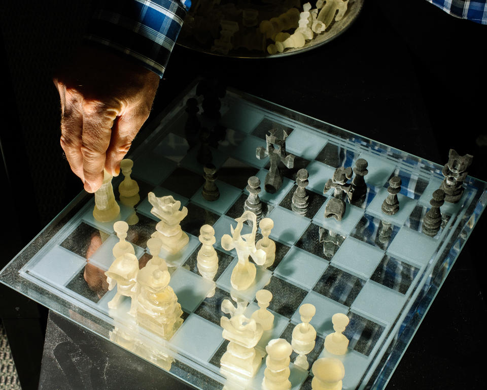 Los objetos y las piezas de ajedrez en la oficina de Jeff Clune son una creación de inteligencia artificial impresos en 3D. (Alana Paterson/The New York Times)
