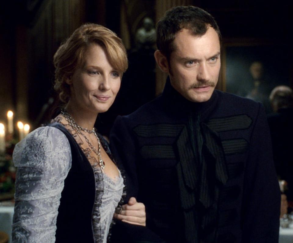 Kelly Reilly and Jude Law in Sherlock Holmes