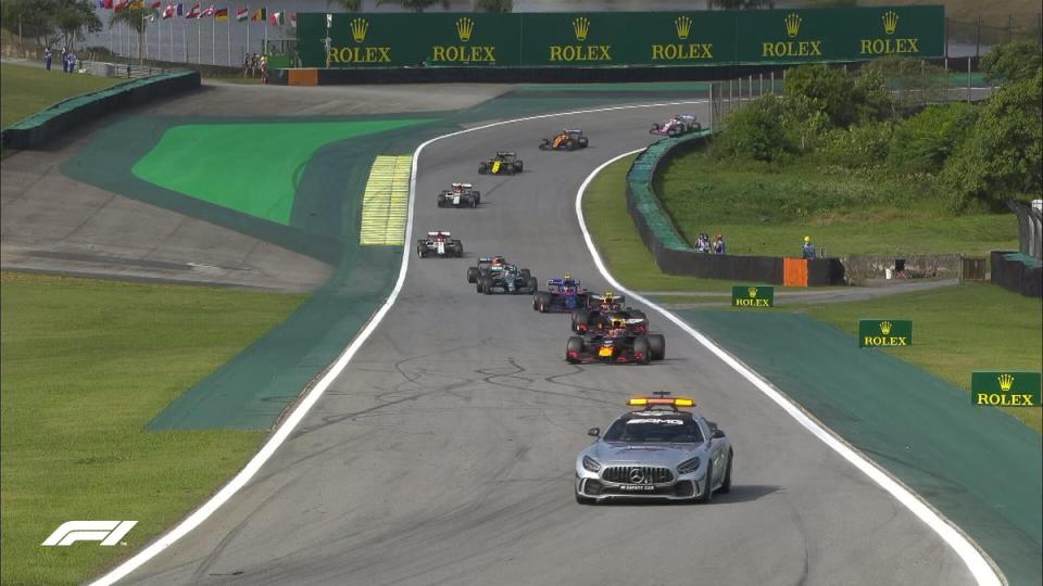 Décidément, Interlagos n’est pas un grand prix comme les autres. Avec tous ces incidents, Gasly se retrouve 3è de la course, derrière Verstappen et Albon. Oui, vous avez bien lu : ni Ferrari, ni Mercedes ne sont sur le podium pour le moment. Mais la safety car est (encore) de sortie, et risque de rebattre les cartes…