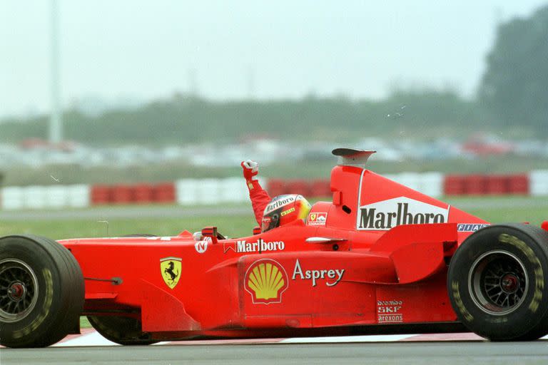 El brazo en alto de Michael Schumacher, que recibió una ovación del público; el alemán enseñó toda su destreza para romper con la hegemonía de McLaren y provocar el primer triunfo de Ferrari en la temporada 1998