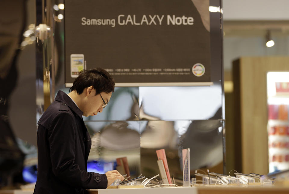 A visitor operates a Galaxy tablet of Samsung Electronics at a showroom of its headquarters in Seoul, South Korea, Friday, April 6, 2012. Samsung Electronics is expecting a record operating profit of $5.1 billion for the first quarter of this year. The Suwon, South Korea-based company said Friday the result would be a 97 percent rise from its operating profit a year earlier. (AP Photo/Lee Jin-man)