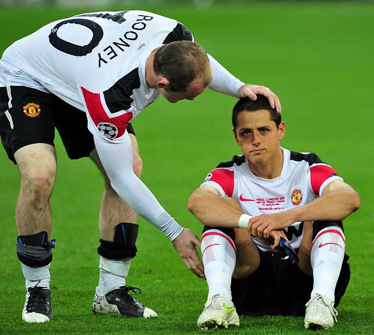 Manchester United's English forward Wayne Rooney (L) comforts Manchester United's Mexican forward Javier Hernandez aka Chicharito (R) at the end of the UEFA Champions League final football match FC Barcelona vs. Manchester United at Wembley stadium in London. Barcelona won 3 to 1