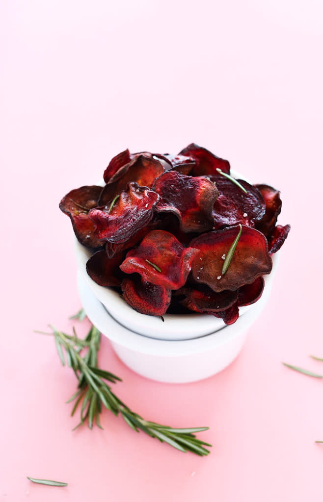 Easy-Baked-Rosemary-Beet-Chips-Fast-healthy-and-SO-simple-vegan-glutenfree