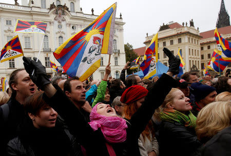 Supporters of Tibet's exiled spiritual leader the Dalai Lama react during his visit in Prague, Czech Republic, October 17, 2016. REUTERS/David W Cerny