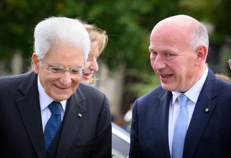 Il sindaco di Berlino Kai Wegner (R) accoglie il presidente italiano Sergio Mattarella (L) e sua figlia Laura Mattarella (nascosta) a Pariser Platz di fronte alla porta di Brandeburgo. Di Bernd von Zutrechenka/dpa