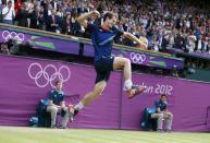 Britain's Andy Murray celebrates after defeating Switzerland's Roger Federer in the men's singles tennis gold medal match at the All England Lawn Tennis Club during the London 2012 Olympic Games August 5, 2012. REUTERS/Stefan Wermuth (BRITAIN - Tags: OLYMPICS SPORT TENNIS TPX IMAGES OF THE DAY)