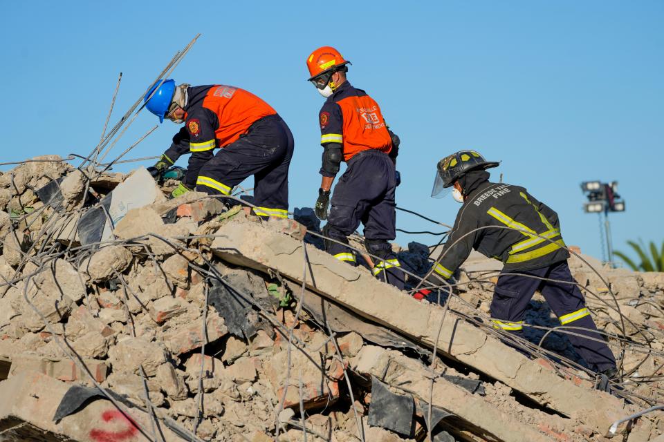 南非喬治市一棟大樓工地6日倒塌，一名33歲工人受困116小時後奇蹟獲救。圖為救援人員9日搜救畫面。（AP）