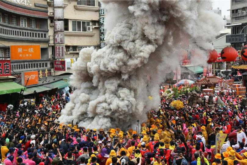 北港媽祖神轎起駕後，虎爺神轎進入炮堆炸轎，煙霧直竄天際，炮聲無一刻停息。（圖／中國時報周麗蘭攝）