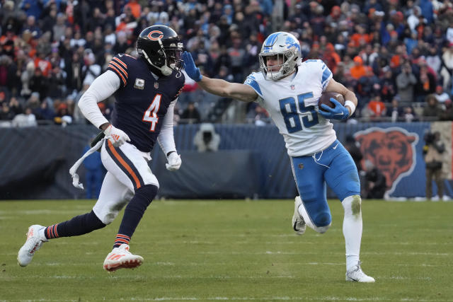 Detroit Lions defensive end Willie Young in the second half of an NFL  football game against the Chicago Bears in Chicago, Sunday, Nov. 13, 2011.  (AP Photo/Charles Rex Arbogast Stock Photo - Alamy