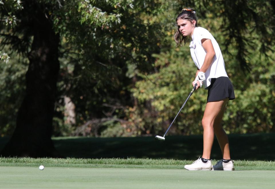 Miller haciendo putt en el torneo de la Ohio Cardinal Conference de este año.