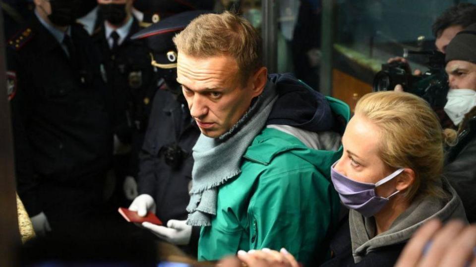 Navalny con su esposa, antes de volar de regreso a Rusia tras recuperarse del envenenamiento por Novichok. (BBC)