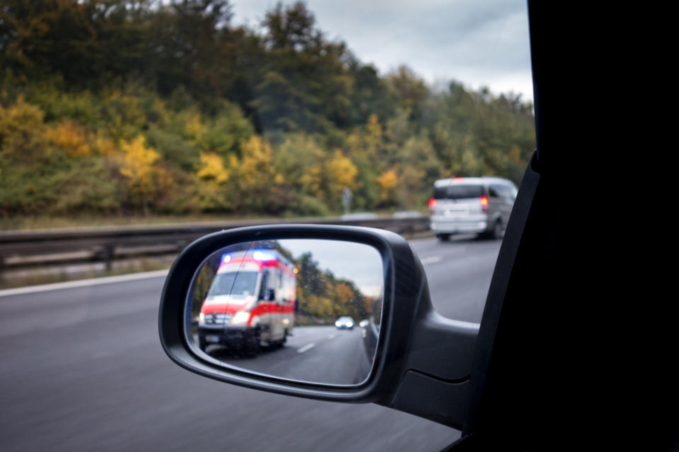 Blaulicht im Rückspiegel kann Autofahrer nervös machen. Wichtig ist es, Ruhe zu bewahren und vorausschauend zu handeln. (Bild: Getty Images)