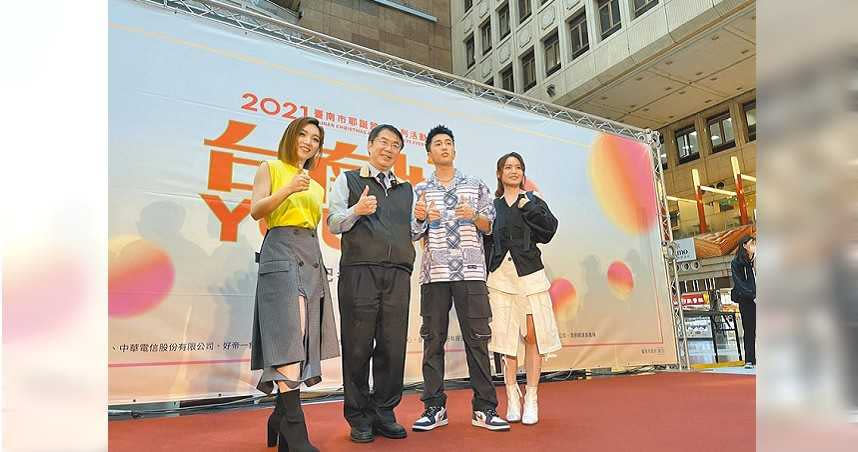 台南市長黃偉哲（左二）25日到台北車站宣傳台南耶誕系列活動。（圖／中國時報吳康瑋攝）