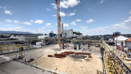 Futur site de production de paracétamol de Seqens à Roussillon (Isère), en février 2023. Le chantier prend du retard et les premiers lots ne sortiront pas avant 2026.