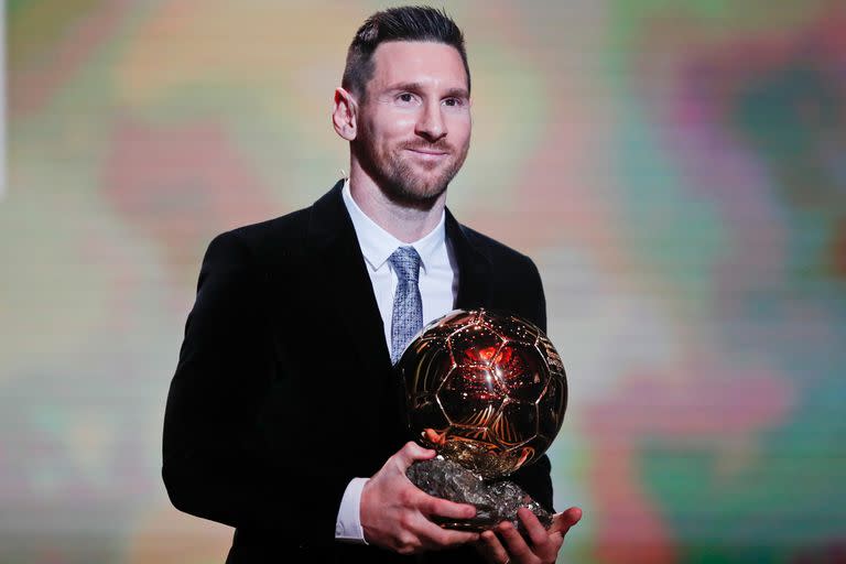 Messi, con el último de sus seis Balones de Oro; lo ganó en 2019; en 2020 se suspendió la premiación por la pandemia