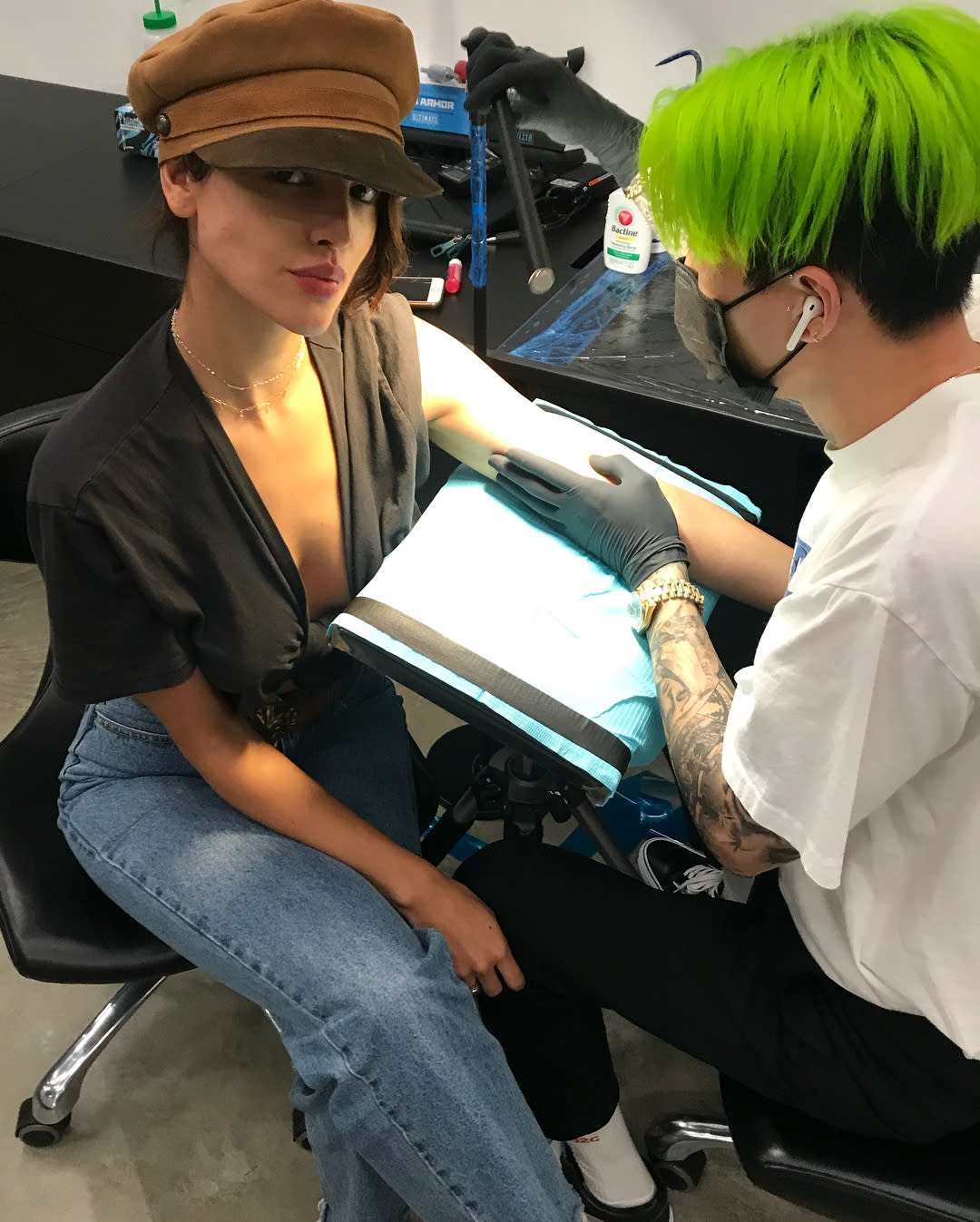 Eiza González en el proceso de su nuevo tatuaje. <a href="https://www.instagram.com/eizagonzalez/?hl=en" rel="nofollow noopener" target="_blank" data-ylk="slk:Foto: Eiza González /Instagram;elm:context_link;itc:0;sec:content-canvas" class="link ">Foto: Eiza González /Instagram</a>