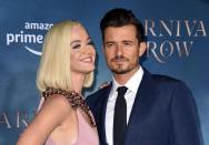 Cap sur Montecito. Deux mois après avoir donné naissance à leur premier enfant ensemble, une petite fille prénommée Daisy, Katy Perry et Orlando Bloom viennent d’acquérir une sublime propriété dans le célèbre quartier de Santa Barbara. D’après les indiscrétions du magazine « Variety », l’interprète de « Dark Horse » et la star de « Pirates des Caraïbes » ont jeté leur dévolu sur une villa des années 30 avoisinant les 14 millions de dollars. Elle se compose, entre autres, de quatre parcelles de terrain, d’une piscine, d’un terrain de sport grandeur nature et d’une vue imprenable sur l’océan. L’endroit rêvé pour élever leur fille mais aussi Flynn (9 ans), le premier enfant de l’acteur, fruit de ses amours passées avec le top Miranda Kerr.Montecito, l’endroit prisé des starsEt Katy Perry et Orlando Bloom ne sont pas les premiers à avoir élu domicile à Montecito. Après avoir déménagé à plusieurs reprises depuis le début de l’année - à Vancouver, puis à Los Angeles, Meghan Markle et le prince Harry y ont acquis une impressionnante demeure, étendue sur plus de 1350 mètres carrés, pour la modique somme de 14,5 millions de dollars, en juin dernier. Un havre de paix dans lequel ils vivent depuis avec leur fils Archie, âgé de 1 an, devenant au passage les voisins très médiatisés de Gwyneth Paltrow, Oprah Winfrey, Ellen DeGeneres et George Lucas, entre autres. Preuve que Santa Barbara n’a pas fini d’attirer les Américains.Découvrez, en images, la résidence de Katy Perry et Orlando Bloom.