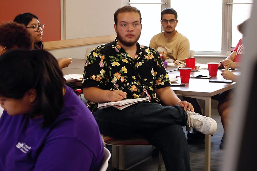 Angel Hope escucha en una clase de matemáticas como parte de un programa intensivo de verano de seis semanas para estudiantes de color y primera generación el 27 de julio de 2022, en la Universidad de Wisconsin, en Madison, Wisconsin. (AP Foto/Carrie Antlfinger)