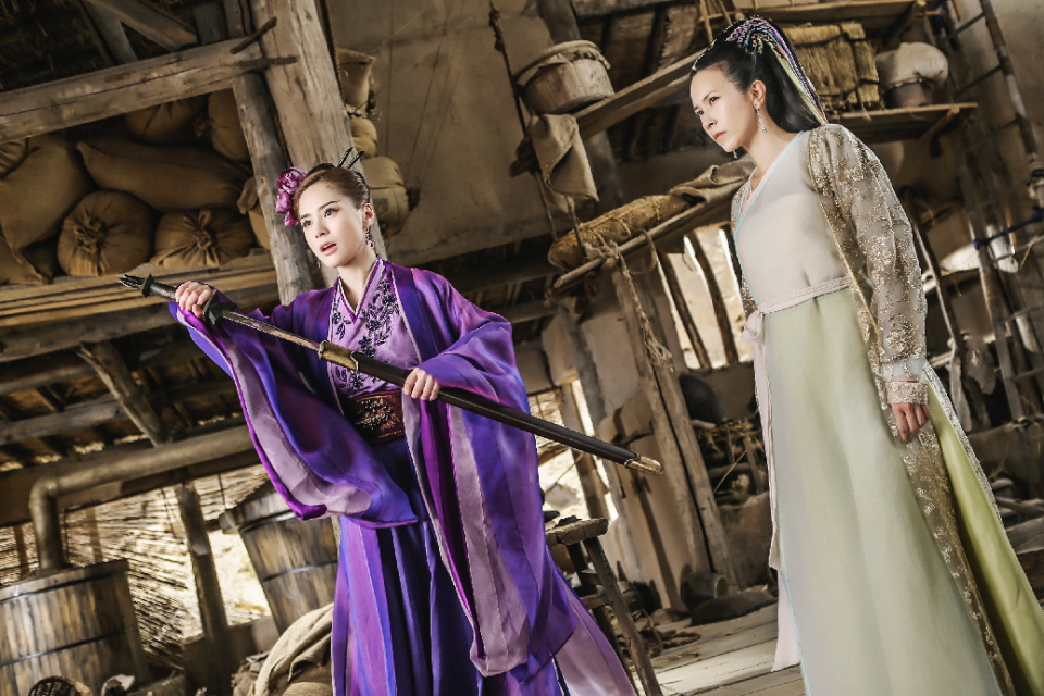 Thirteenth Mother of Spring (Gillian Chung) and Bak Jing Jing (Karen Mok) in “A Chinese Odyssey Part Three (大话西游3)”. (Shaw Organisation)