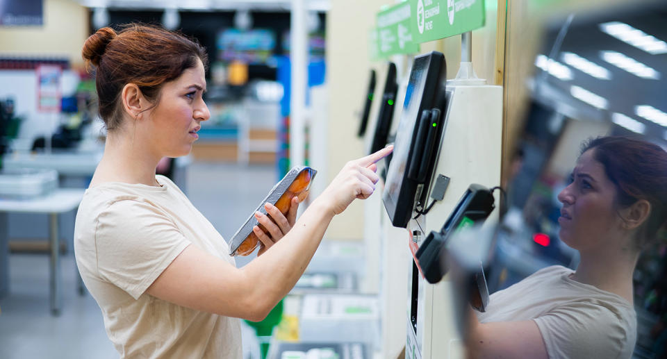 L'acquirente utilizza il servizio di cassa automatica nel supermercato