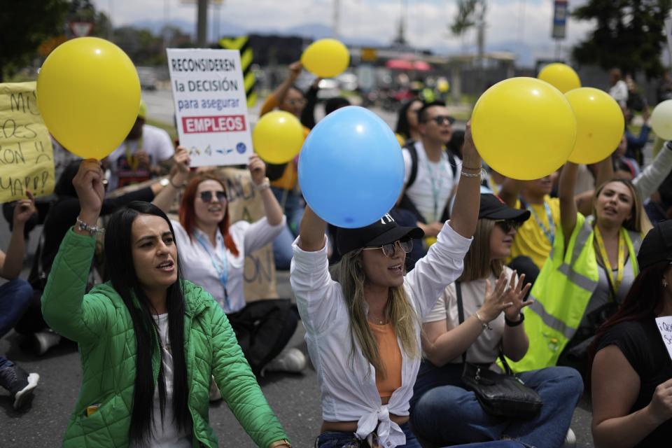 Empleados de Viva Air protestan frente a la oficina de Aviación Civil luego de que la aerolínea de bajo costo suspendiera sus operaciones en Bogotá, Colombia, el martes 28 de febrero de 2023. (AP Foto/Fernando Vergara)