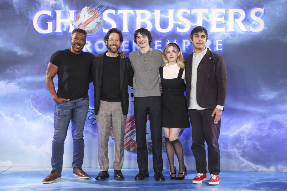 Ernie Hudson, de izquierda a derecha, Paul Rudd, Finn Wolfhard, McKenna Grace y el director Gil Kenan posan en la sesión fotográfica de la película 'Ghostbusters: Frozen' el jueves 21 de marzo de 2024 en Londres. (Foto Vianney Le Caer/Invision/AP)