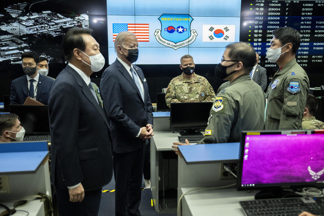 El presidente Joe Biden y el presidente surcoreano Yoon Suk-yeol visitan la base aérea de Osan en Pyeongtaek, Corea del Sur, el domingo 22 de mayo de 2022. (Doug Mills/The New York Times).