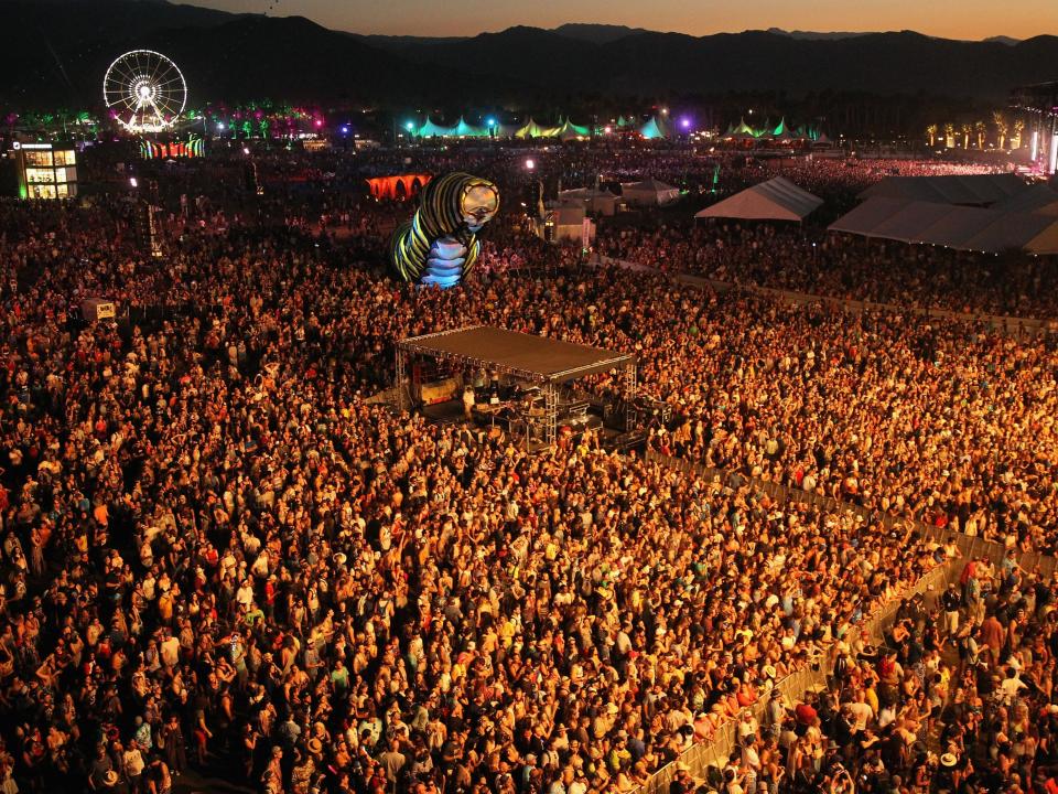 <p>INDIO, CA - 17 DE ABRIL: Una vista de la multitud durante la actuación de Alabama Shakes el día 1 del Festival de Música y Artes de Coachella Valley 2015 (fin de semana 2) en el Empire Polo Club el 17 de abril de 2015 en Indio, California. </p> (Foto de Karl Walter / Getty Images para Coachella)