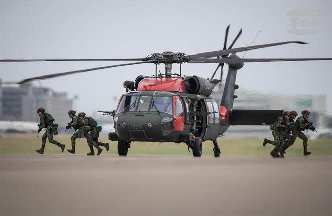 國軍26日在桃園國際機場進行反空機降作戰演練。（軍聞社提供）