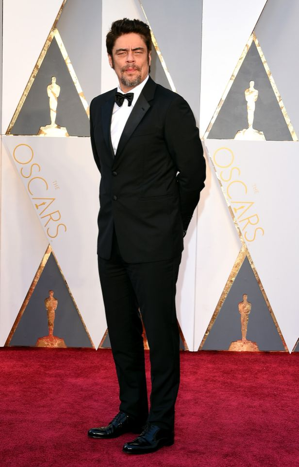 Le meilleur : Benicio Del Toro porte un costume noir à la 88e cérémonie des Oscars, le 28 février 2016 à Hollywood en Californie.