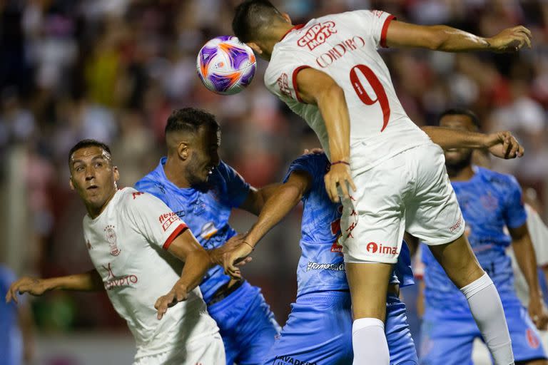 Cordero cabecea; el delantero del Globo anotó un gol y falló un penal