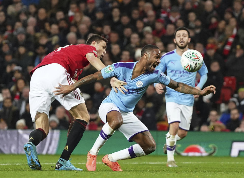 Nemanja Matić del Manchester United detiene a Raheem Sterling del Manchester City en el duelo de semifinales de la Copa de la liga inglesa del martes 7 de enero del 2020. (AP Photo/Jon Super)