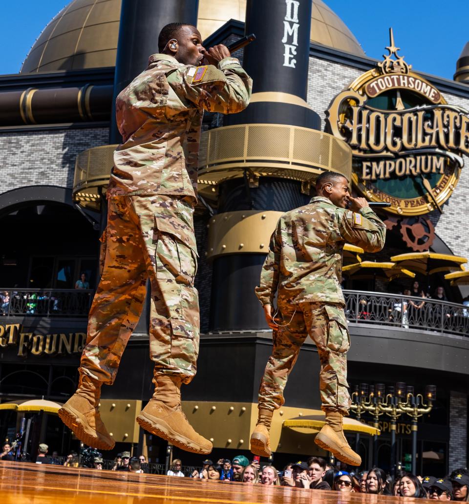 Staff Sgts. Lamar Riddick (L) and Nicholas Feemster (R)