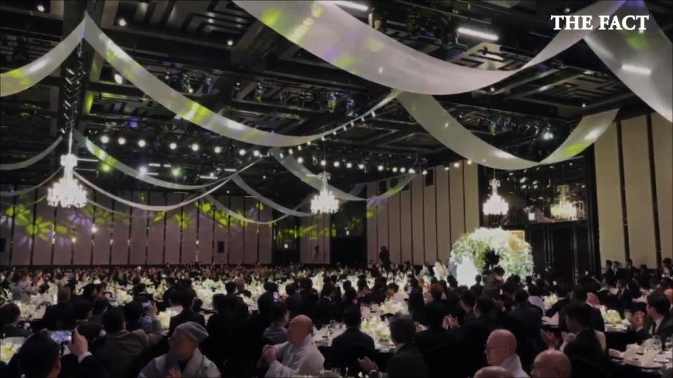 李昇基跟李多寅的婚禮邀請700多人參加，場面浩大。（翻攝自THE FACT YouTube）