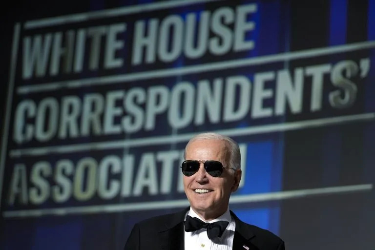 El presidente Joe Biden usa anteojos de sol despu&#xe9;s de hacer una broma sobre convertirse en el personaje de &quot;Dark Brandon&quot; durante la cena de la Asociaci&#xf3;n de Corresponsales de la Casa Blanca en el Washington Hilton en Washington, el s&#xe1;bado 29 de abril de 2023