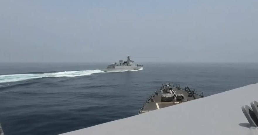 美軍在台海演習期間，中共軍艦迅速航行穿越切入前方位置。（翻攝自dvidshub.net）
