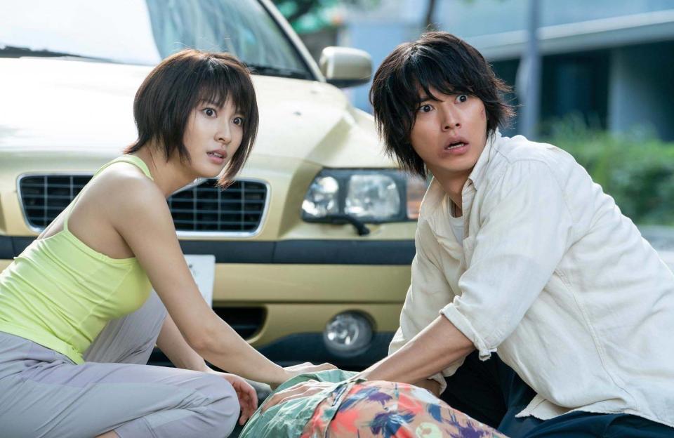 Tao Tsuchiya (Usagi) et Kento Yamazaki (Arisu) dans Alice in Borderland sur Netflix.  